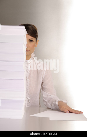 Geschäftsfrau im Alter von 24 Notizen auf einem silbernen desktop Stockfoto