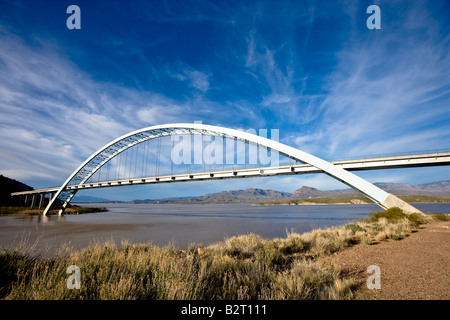 Brücke bei Inspiration Punkt oberhalb der Staumauer auf Theodore Roosevelt Lake, Arizona, USA Stockfoto