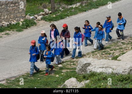 Heimweg von der Schule in ländlichen Syrien Studenten Stockfoto