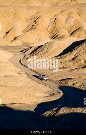 LKW-fahren durch die Twenty Mule Team Canyon Drive im Schlamm Hügel Death Valley Stockfoto