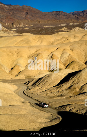 LKW-fahren durch die Twenty Mule Team Canyon Drive im Schlamm Hügel Death Valley Kalifornien USA Stockfoto