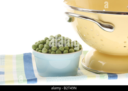 Frische Gesunde Rohe Rohe Grüne Gartenerbsen, Ohne Menschen Auf Weiß Isoliert Stockfoto