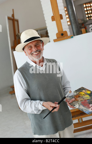 Großvater posiert im Kunstatelier Stockfoto