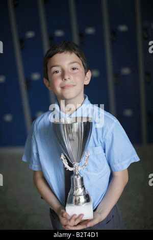 Schule junge Holding trophy Stockfoto