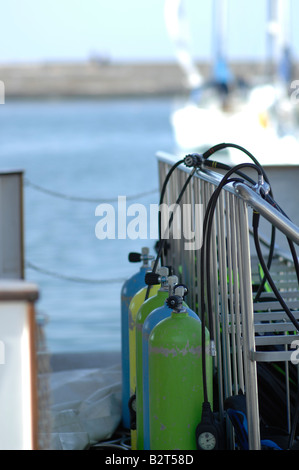 Sauerstoff-Tauchflaschen auf einer Yacht auf Kreta Stockfoto