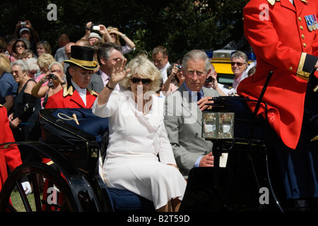 TRH Prinz Charles und Camilla Duchess of Cornwall fahren in einer königlichen Kutsche der Sandringham Flower Show in Norfolk Stockfoto