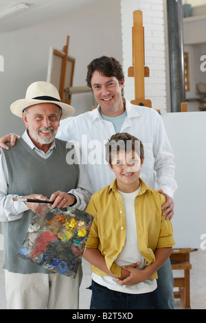 Drei Generationen malen im Atelier Stockfoto