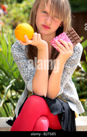Teenager-Mädchen Auswahl Essen Modell veröffentlicht Stockfoto