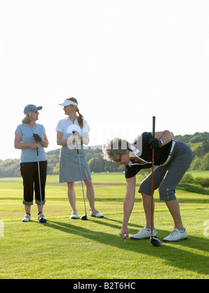 Drei Golf-Damen am Abschlag Stockfoto