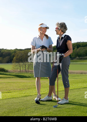 Zwei Frauen am Abschlag Stockfoto