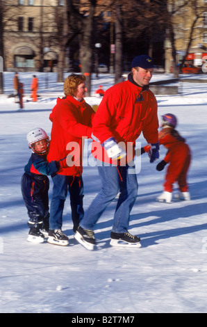 Familie von drei Eislaufen zusammen auf dem kleinen See Stockfoto