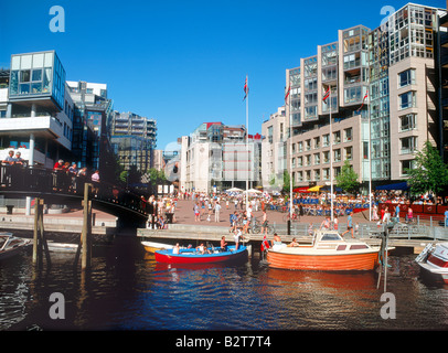 Restaurants am Meer und Boote am Aker Pier in Oslo Stockfoto