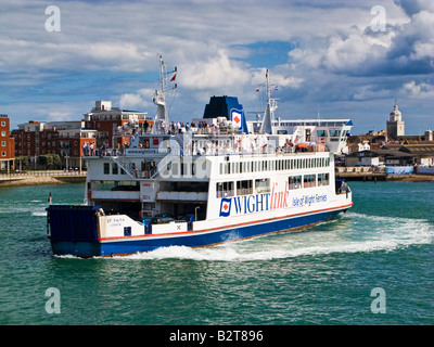 Isle Of Wight Autofähre verlassen Gunwharf Quay, Hafen von Portsmouth, Hampshire, England, UK Stockfoto