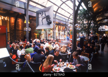 Menschen in indoor-Bars und Restaurants in Sture Gallerian am Stureplan im Zentrum von Stockholm Stockfoto