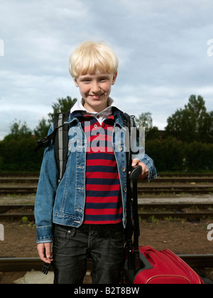 Boy am Bahnhof Stockfoto