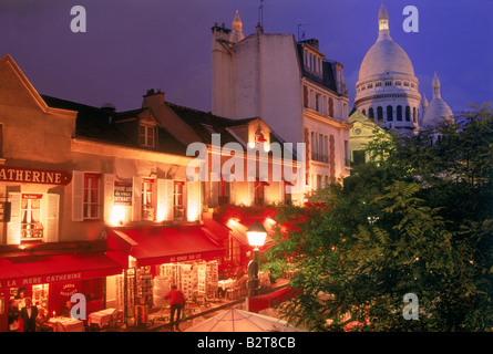 Restaurants, Geschäften und Touristen am Place du Tertre mit Sacre-Coeur auf dem Montmartre in Paris in der Nacht Stockfoto