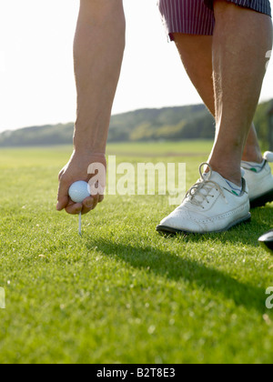 Frau am Golf-Abschlag Stockfoto