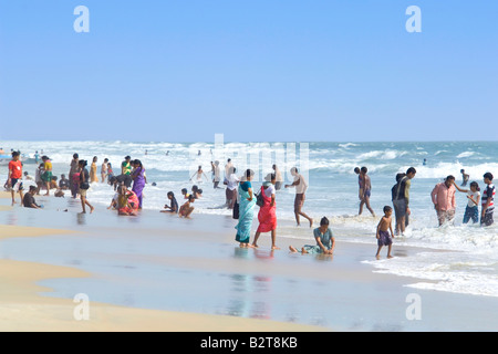 Lokalen Indianer genießen einen Urlaub am Strand an einem heißen sonnigen Tag in Goa. Stockfoto