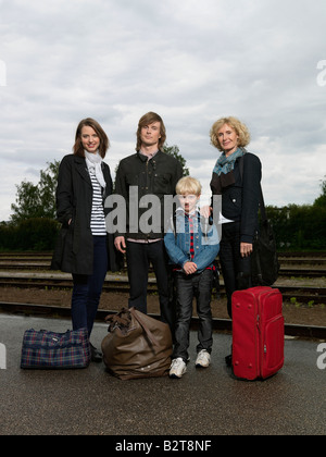 Familie am Bahnhof Stockfoto