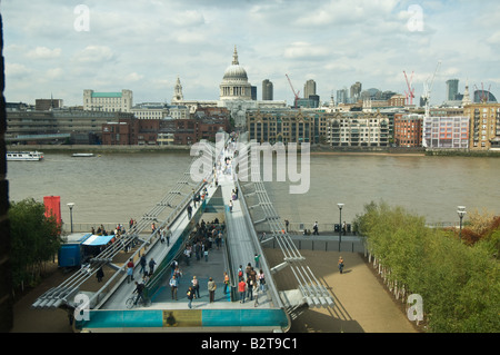 Londoner Millennium Fußgängerbrücke, nur für Fußgänger Stahl Hängebrücke über den Fluss Themse in London, England, UK Stockfoto