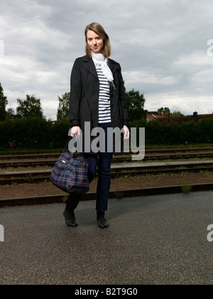 Frau am Bahnhof Stockfoto