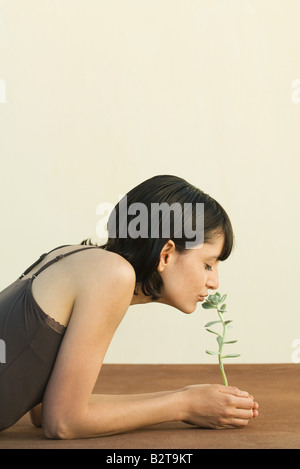 Frau riechen Sedum Pflanzen, Augen geschlossen, Seitenansicht Stockfoto