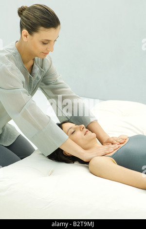 Massage-Therapeuten geben Frau Brust massage Stockfoto