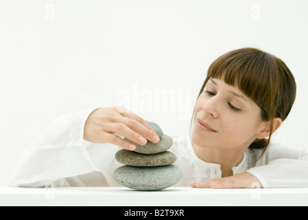 Frau Stapeln Steinen Stockfoto