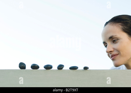Frau betrachten Linie aus Kieselsteinen Stockfoto