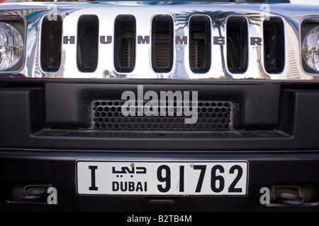 Vereinigte Arabische Emirate, Dubai, 4 x 4 Geländewagen auf der Sheikh Zayed Road Stockfoto