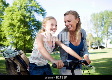 Mutter und Tochter mit Fahrrad Stockfoto