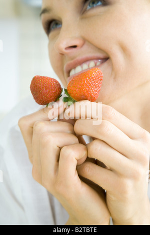 Frau mit ein paar Erdbeeren, Lächeln, nachschlagen, beschnitten Stockfoto