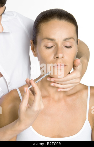 Frau empfangen Kollagen-Injektion, Augen geschlossen Stockfoto