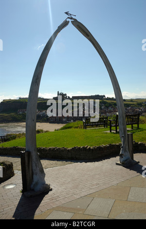 Whitby Abtei durch Wal Kieferknochen Stockfoto