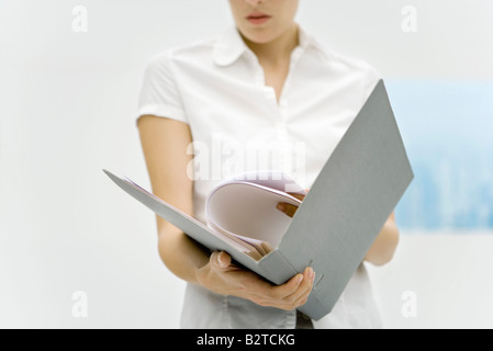Frau mit Bindemittel, Dokument, liest beschnitten Ansicht Stockfoto