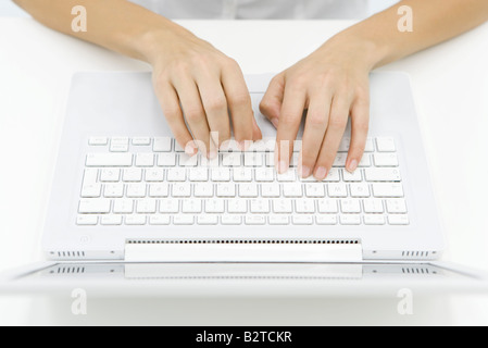 Person mit Laptop-Computer, verkürzten Blick auf Hände, Draufsicht Stockfoto