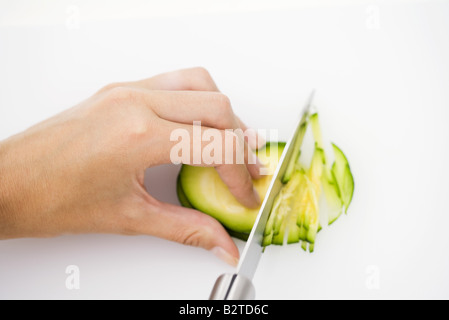 Messer schneiden Sommerkürbis (Zapallito Redondo), von hand festhalten, beschnitten, Ansicht Stockfoto