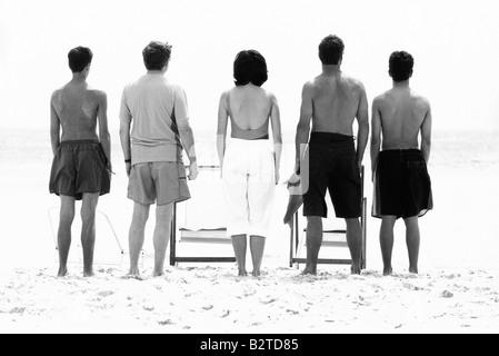 Familie stehen nebeneinander am Strand, Rückansicht Stockfoto