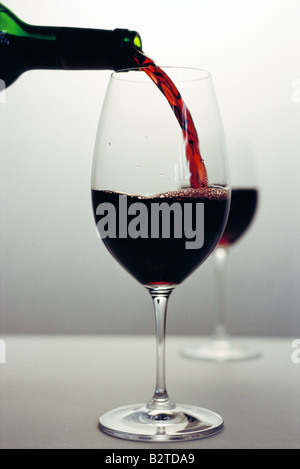 Rotwein in Glas, Nahaufnahme Stockfoto