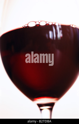 Rotwein im Glas, Nahaufnahme Stockfoto