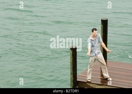 Man tanzt auf Dock, nass, Arme aus Vogelperspektive Ansicht Stockfoto