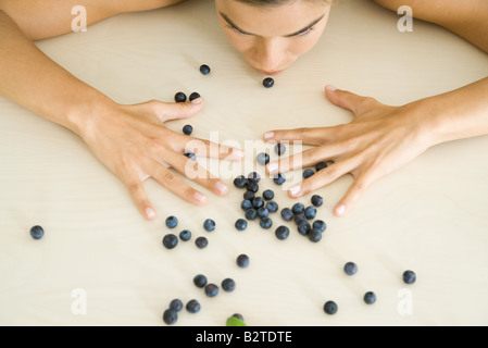 Frau beugte sich über vereinzelte Blaubeeren, beschnitten Ansicht Stockfoto