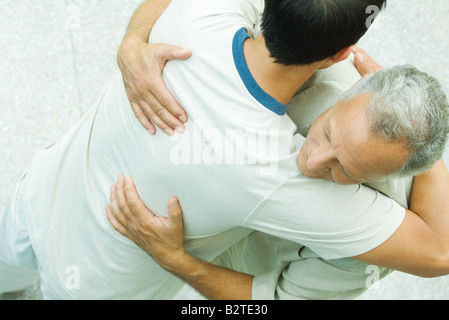 Zwei Männer umarmen, erhöhte Ansicht Stockfoto