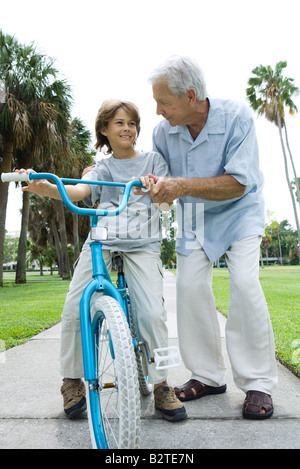 Großvater lehrt Enkel, Fahrrad, Vorderansicht Stockfoto