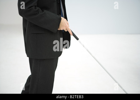 Geschäftsmann zu Fuß mit Blindenstock, verkürzte Ansicht Stockfoto