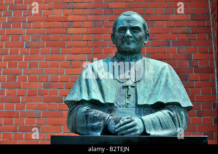 Papst Johannes Paul II.-Statue, Urakami Kathedrale, Nagasaki-Stadt, Nagasaki-Präfektur, Kyushu, Japan Stockfoto