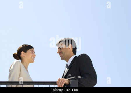 Business Partner stehen im Freien, niedrige Lächeln einander, Winkel Ansicht Stockfoto