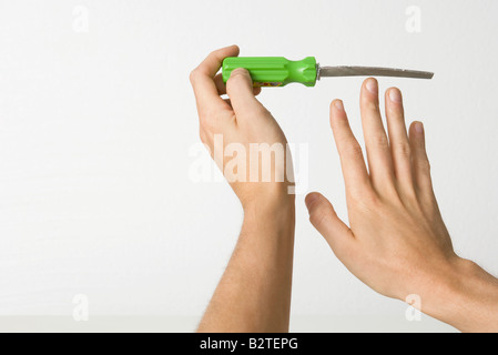 Hände halten scharfe Datei Stockfoto