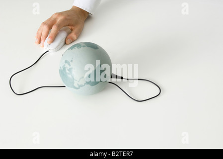 Hand mit Computer-Maus angeschlossen, Globus Stockfoto