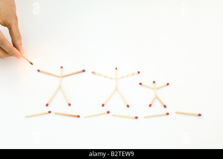 Hand mit Spiel auf unbeleuchteten Matches als Strichmännchen beleuchtet Stockfoto